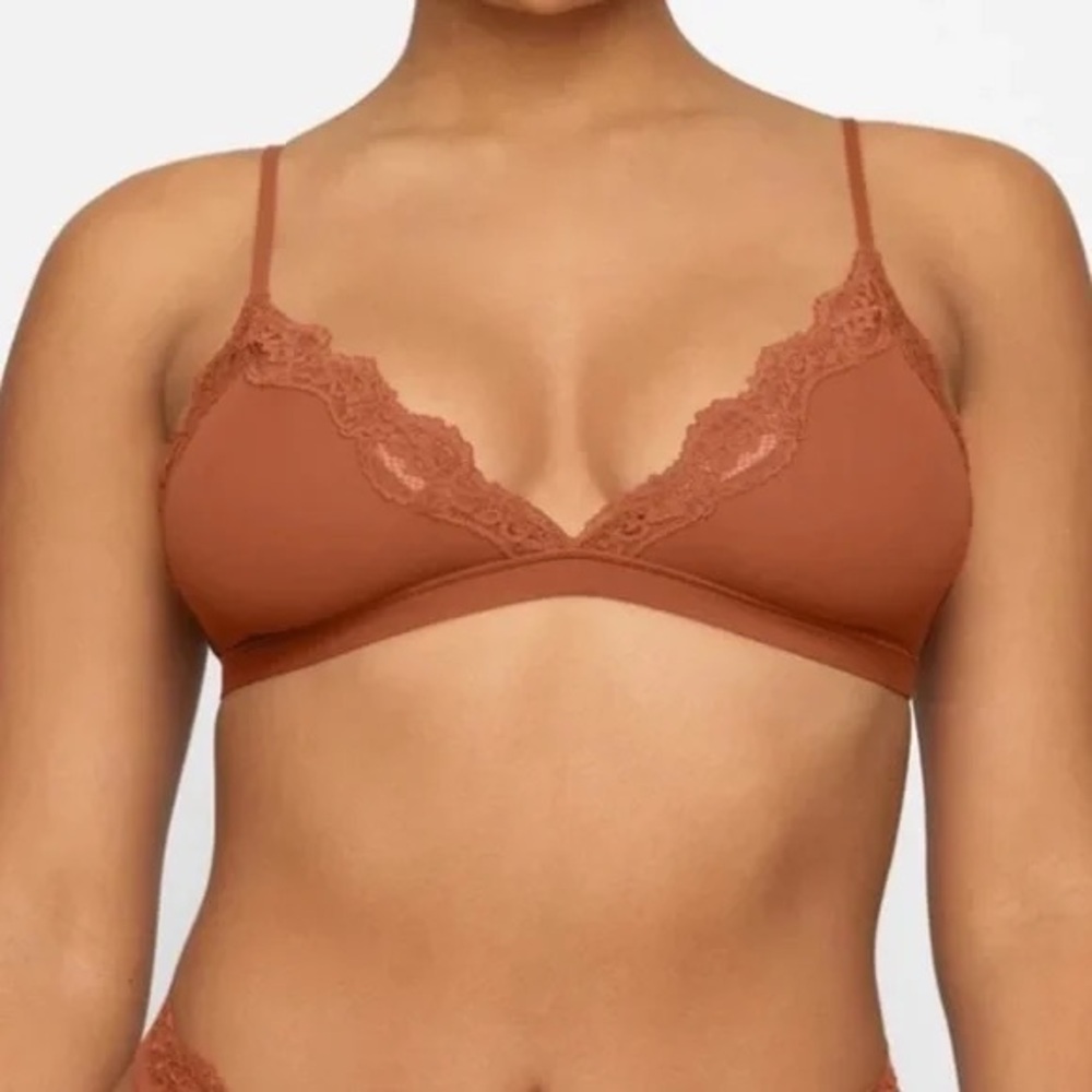 SKIMS FITS EVERYBODY LACE TRIM TRIANGLE BRALETTE